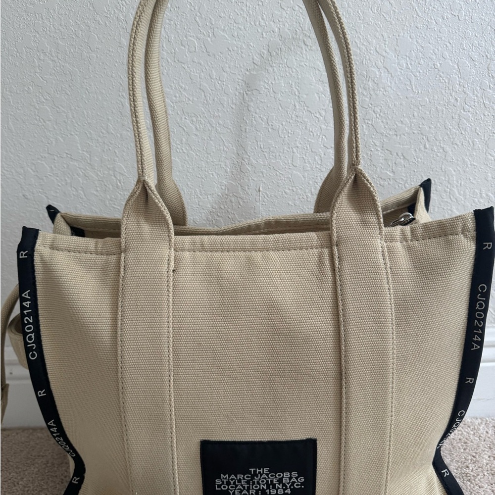 Marc Jacobs THE JACQUARD
LARGE TOTE BAG - Picture 2 of 10